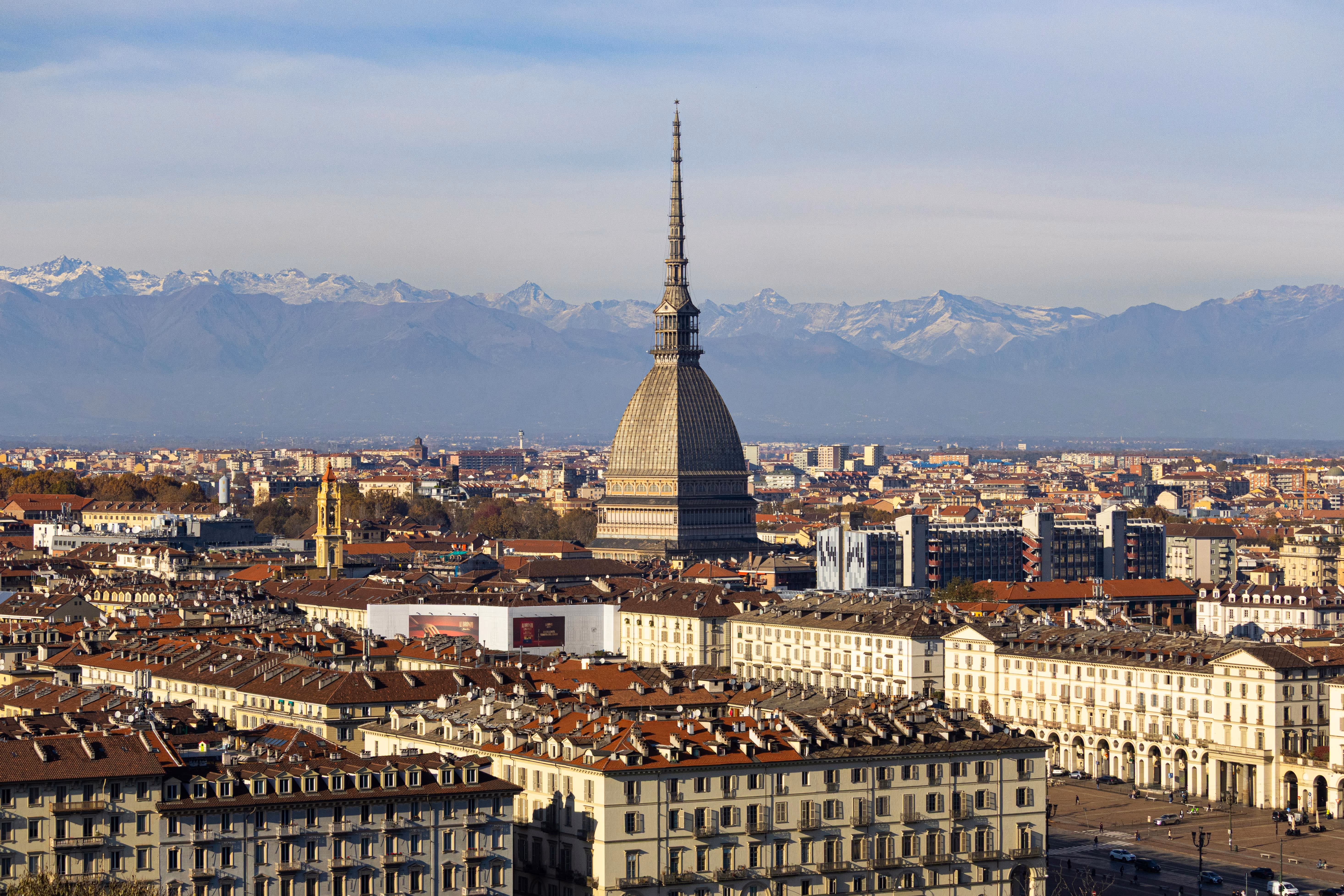 Skyline di Torino con Mole Antonelliana e Alpi sullo sfondo — radicamento territoriale piemontese