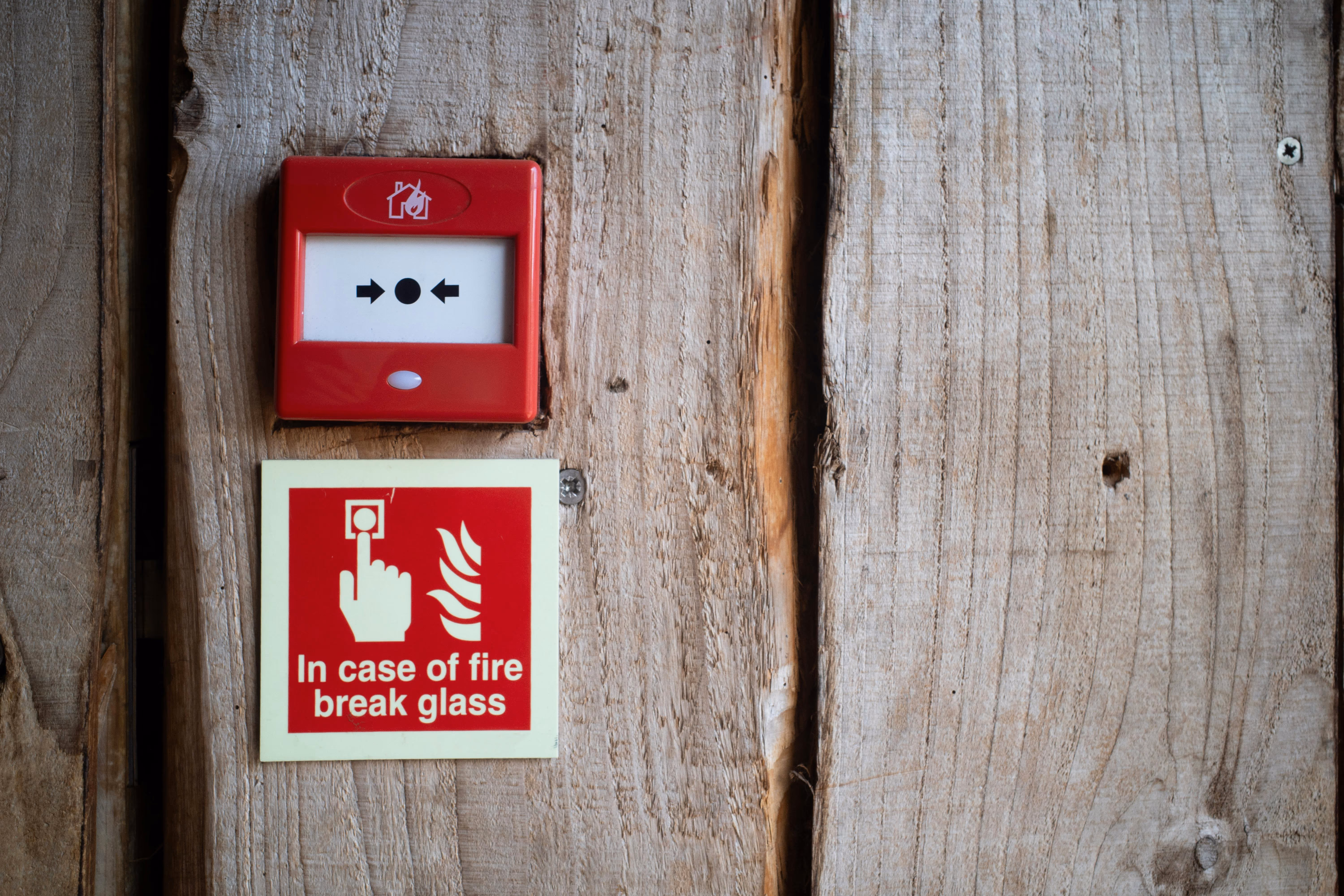 Sistema di allarme antincendio con indicazione break glass — prevenzione attiva del rischio incendio